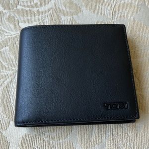 TUMI men’s wallet